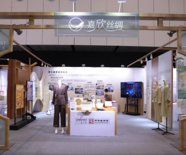 tyc41183太阳成集团丝绸亮相首届浙江省历史经典工业展